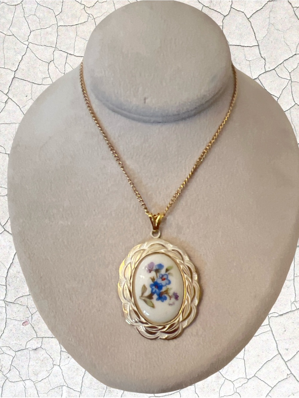 sarah coventry cameo floral gold tone necklace
